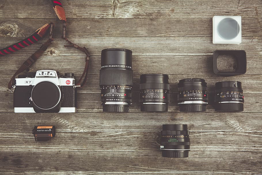 Black and Gray Dslr Camera With Assorted Lenses on Brown Wooden Surface, HD wallpaper