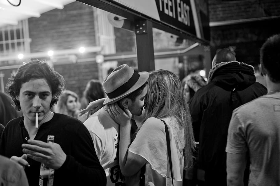 coupe kissing, group of people, communication, real people, crowd HD wallpaper
