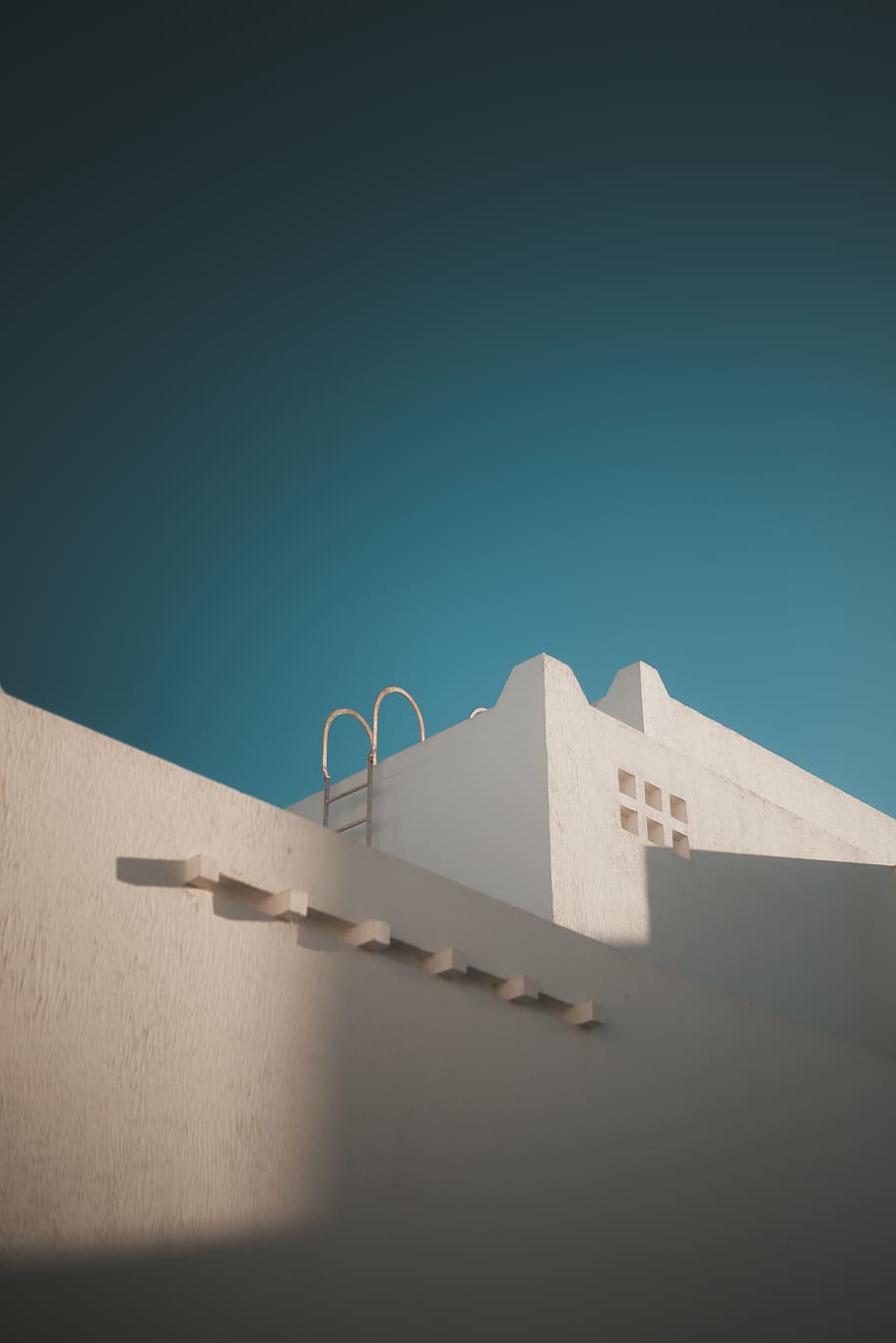 White Building, architecture, sky, copy space, blue, clear sky HD wallpaper
