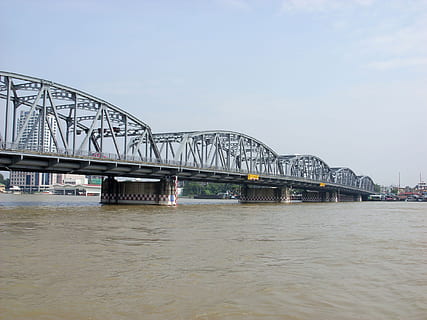 Krungthon Bridge spans the Chao Phraya River in Bangkok, Thailand HD wallpaper