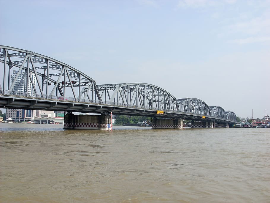 Krungthon Bridge spans the Chao Phraya River in Bangkok, Thailand HD wallpaper
