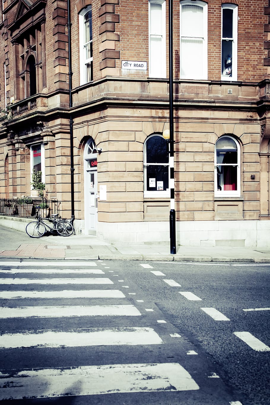 Black Bicycle Parked on the Edge of a Street during Daytime, architecture HD wallpaper