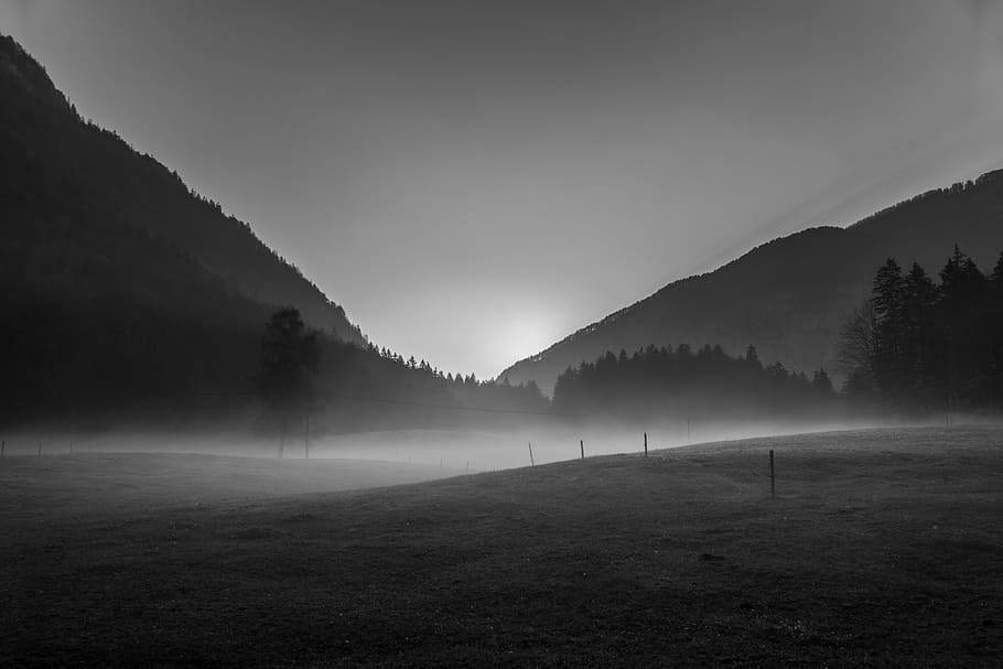 Morning dark. Черно белый пейзаж. Горы чб. Горы в тумане черно белое. Картинки природа в серых тонах.