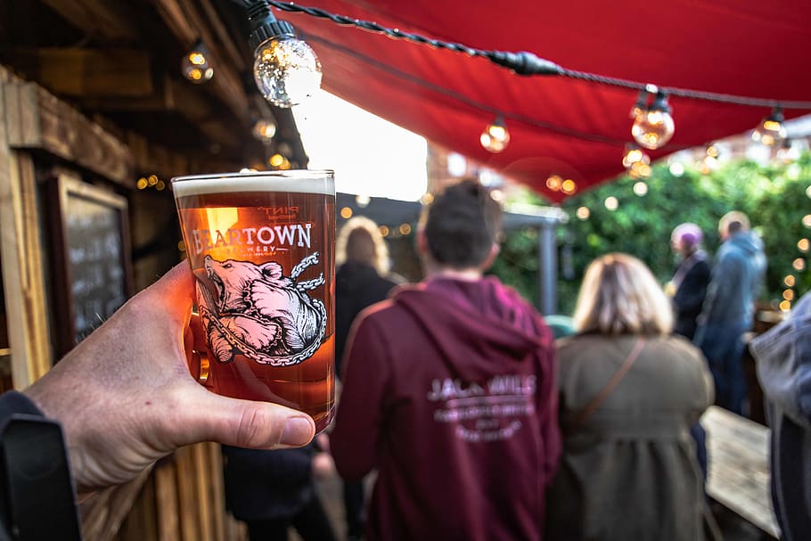 bear town glass with beer, person, human, drink, alcohol, beverage, HD wallpaper