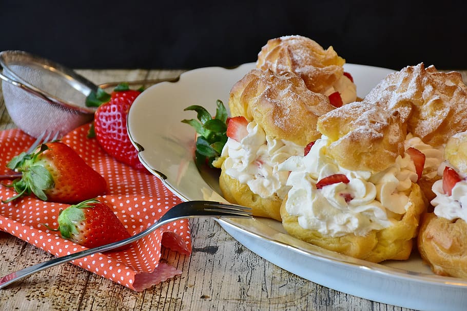 Pastry on Dish, bake, baked goods, baking, berry, cake, choux pastry HD wallpaper