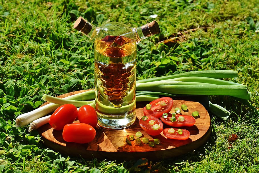Green Onion Spring Near Clear Glass Container, blur, bottle, cherry tomatoes, HD wallpaper