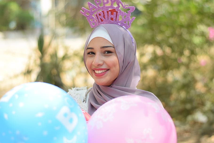 Smiling Woman Wearing Grey Hijab Headscarf and Holding Pink and Blue Balloons, HD wallpaper