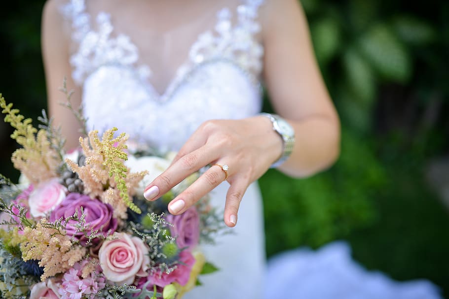 Bride Holding Pink Roses Bouquet, blooming, blurred background HD wallpaper