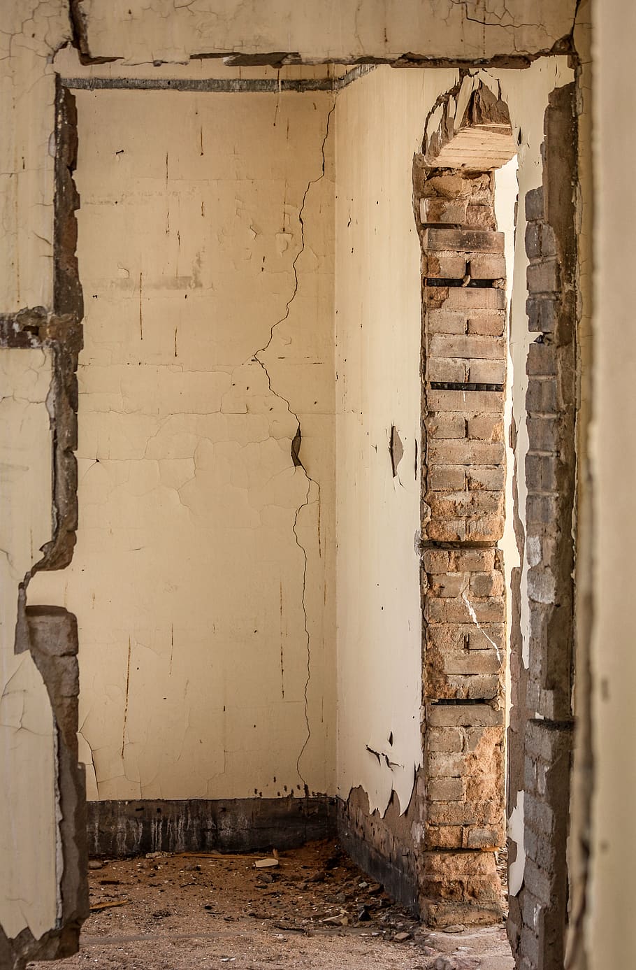 white paint brick wall building, damaged, weathered, abandoned HD wallpaper