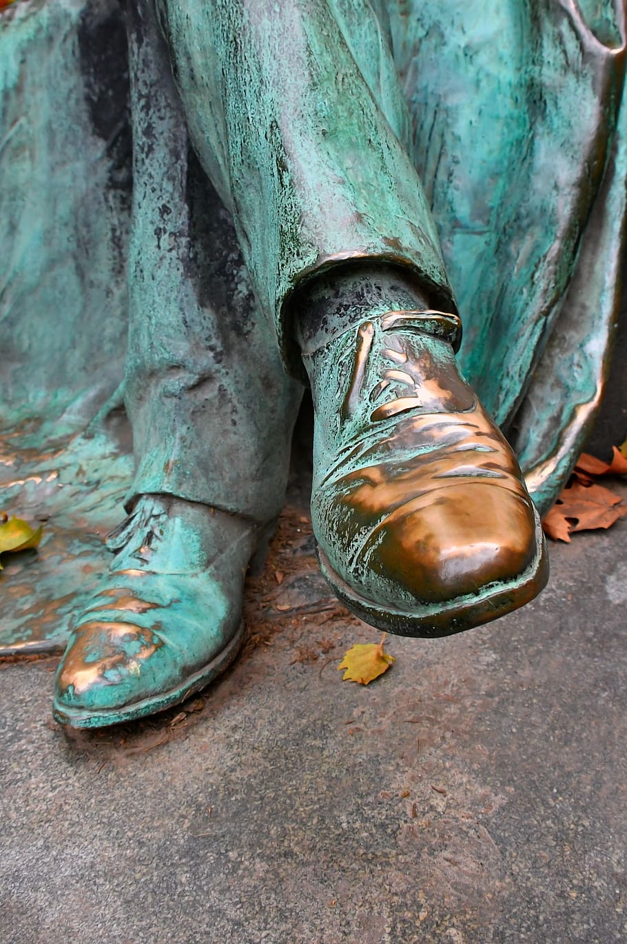 statue, bronze, shoe, green, bright, glow, patina, ancient HD wallpaper