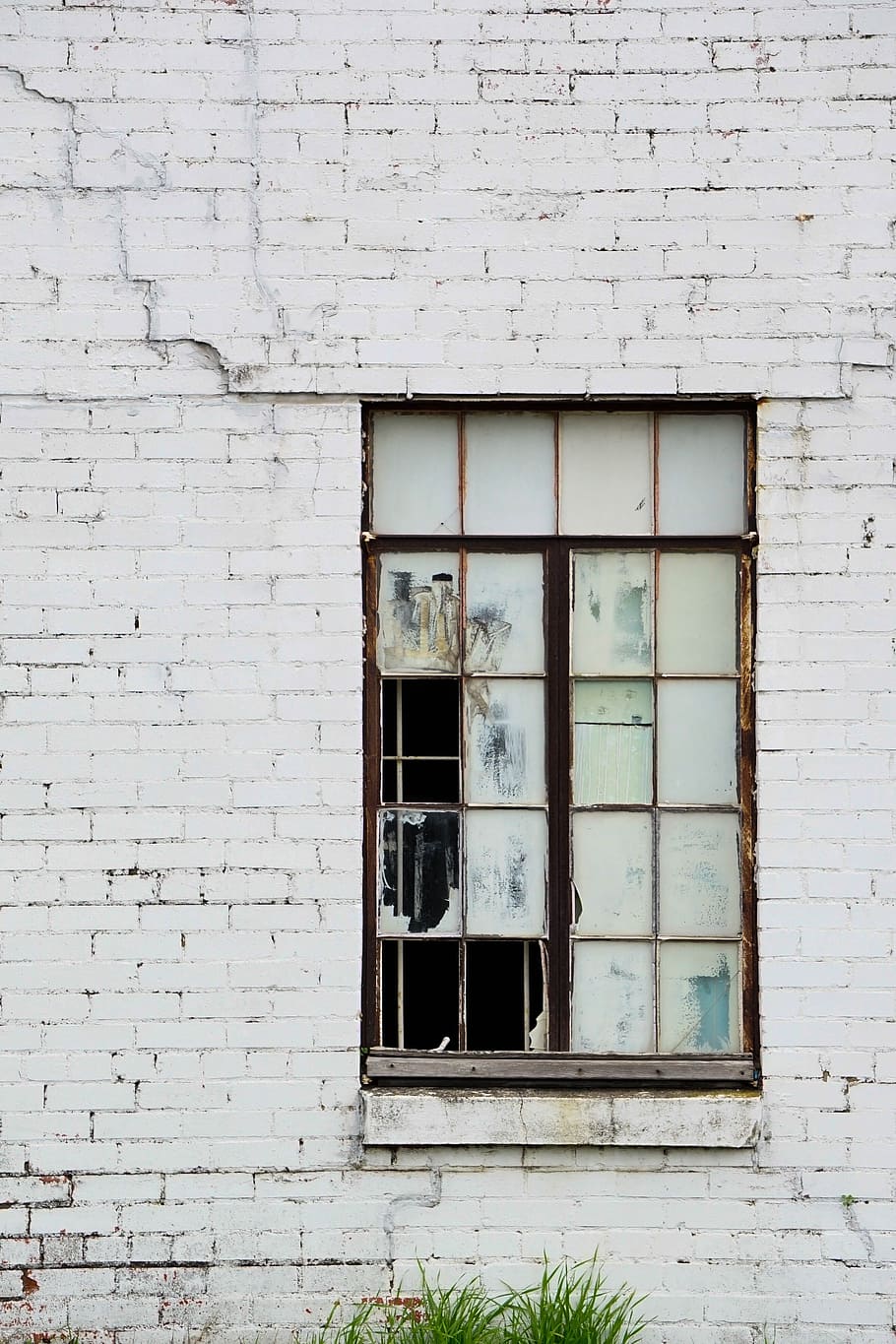 broken glass window, building, abandoned, empty, urbex, brick HD wallpaper