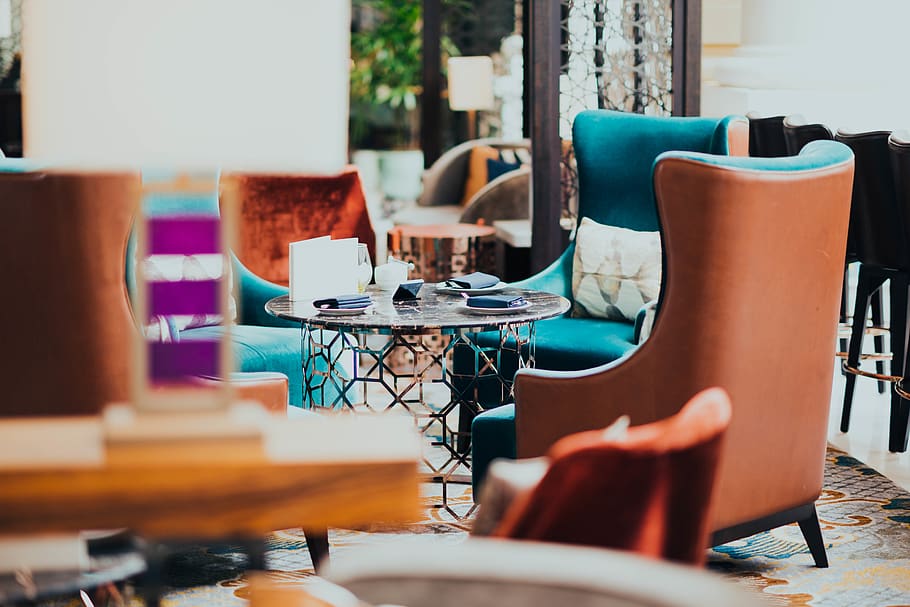empty table and chairs, furniture, couch, living room, indoors, HD wallpaper