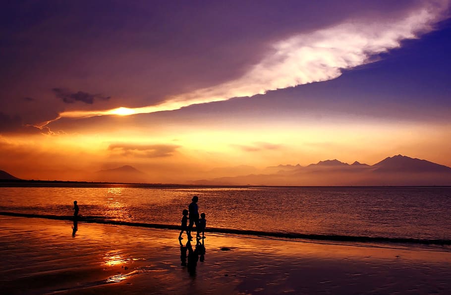 Silhouette of People Walking on Seashore Under Gray and White Clouds during Daytime HD wallpaper