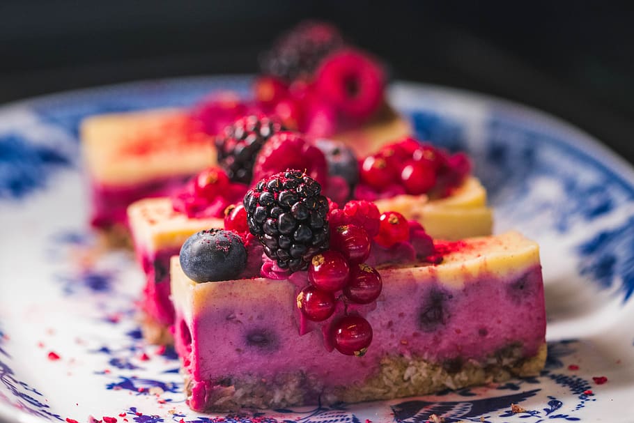 Cake With Berries on Plate, baked, baking, blueberries, close-up HD wallpaper