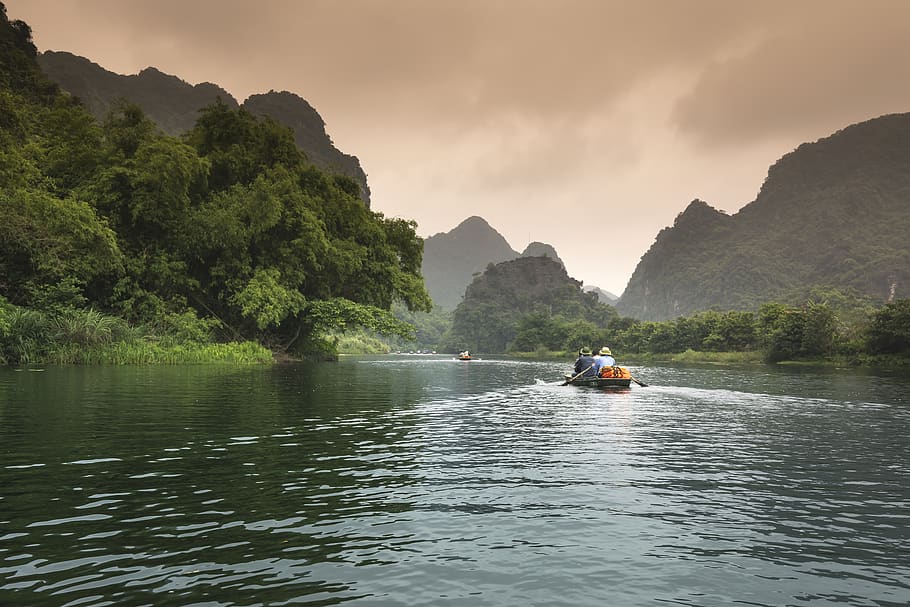 People Riding a Boat, adventure, boatman, canoe, daylight, environment, HD wallpaper