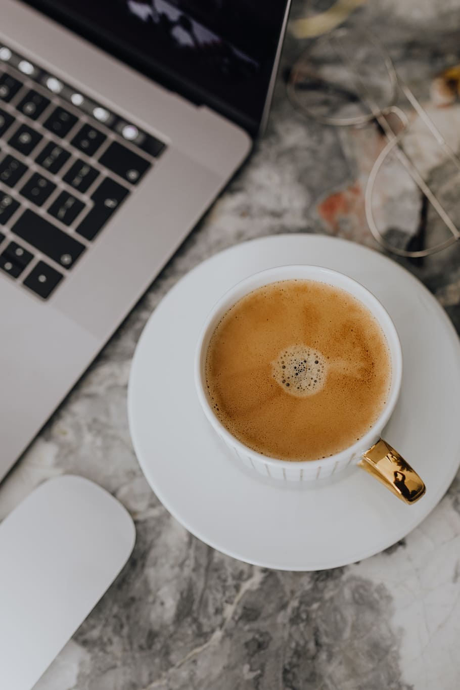 Coffee in a cup on a marble desk, workspace, workplace, cup of coffee, HD wallpaper
