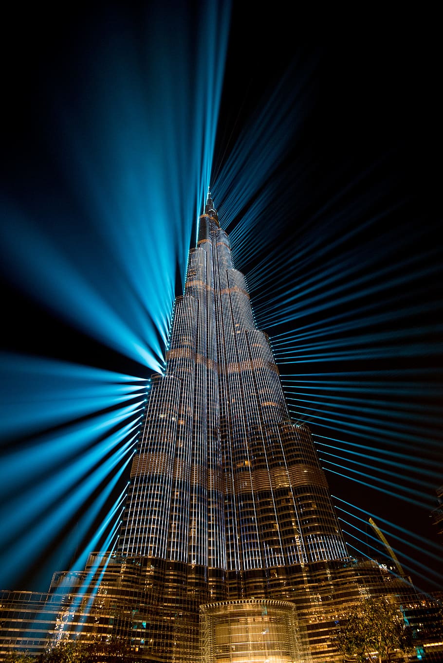 worms eye view of landmark building, sky, light, long exposure HD wallpaper