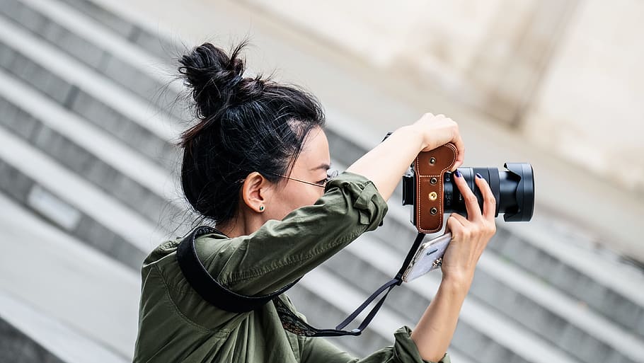 woman holding black DSLR camera and taking picture at daytime, HD wallpaper