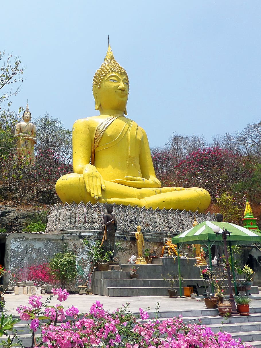 Giant hillside Buddha statue on Koh Sichang Island in the Gulf of Thailand HD wallpaper