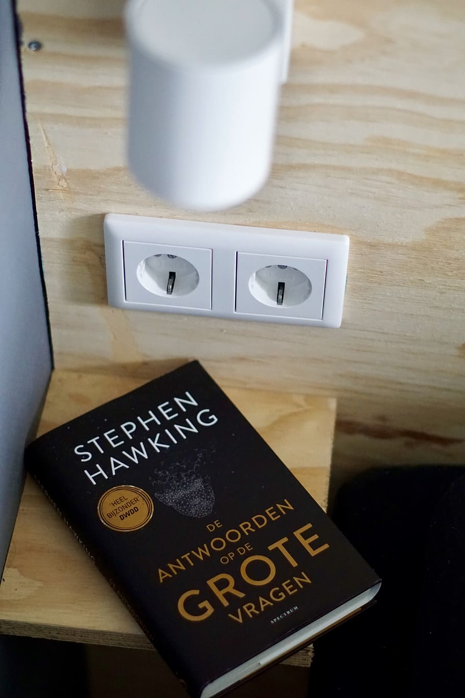 De Antwoorden Op De Grote Vragen by Stephen Hawking book, lamp