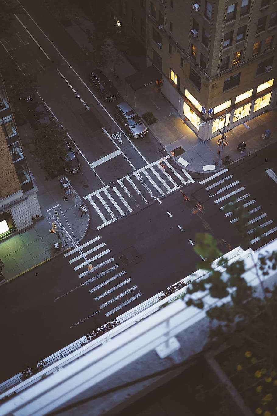 aerial view of car parked beside building, street, intersection HD wallpaper