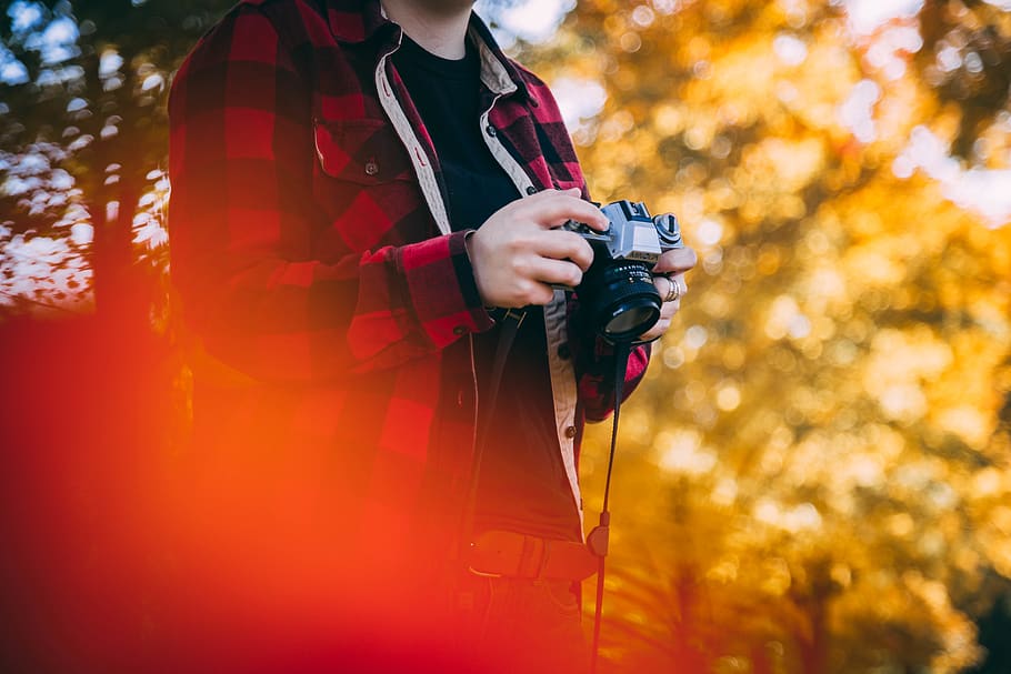 man holding a DSLR camera, person, human, people, photographer HD wallpaper