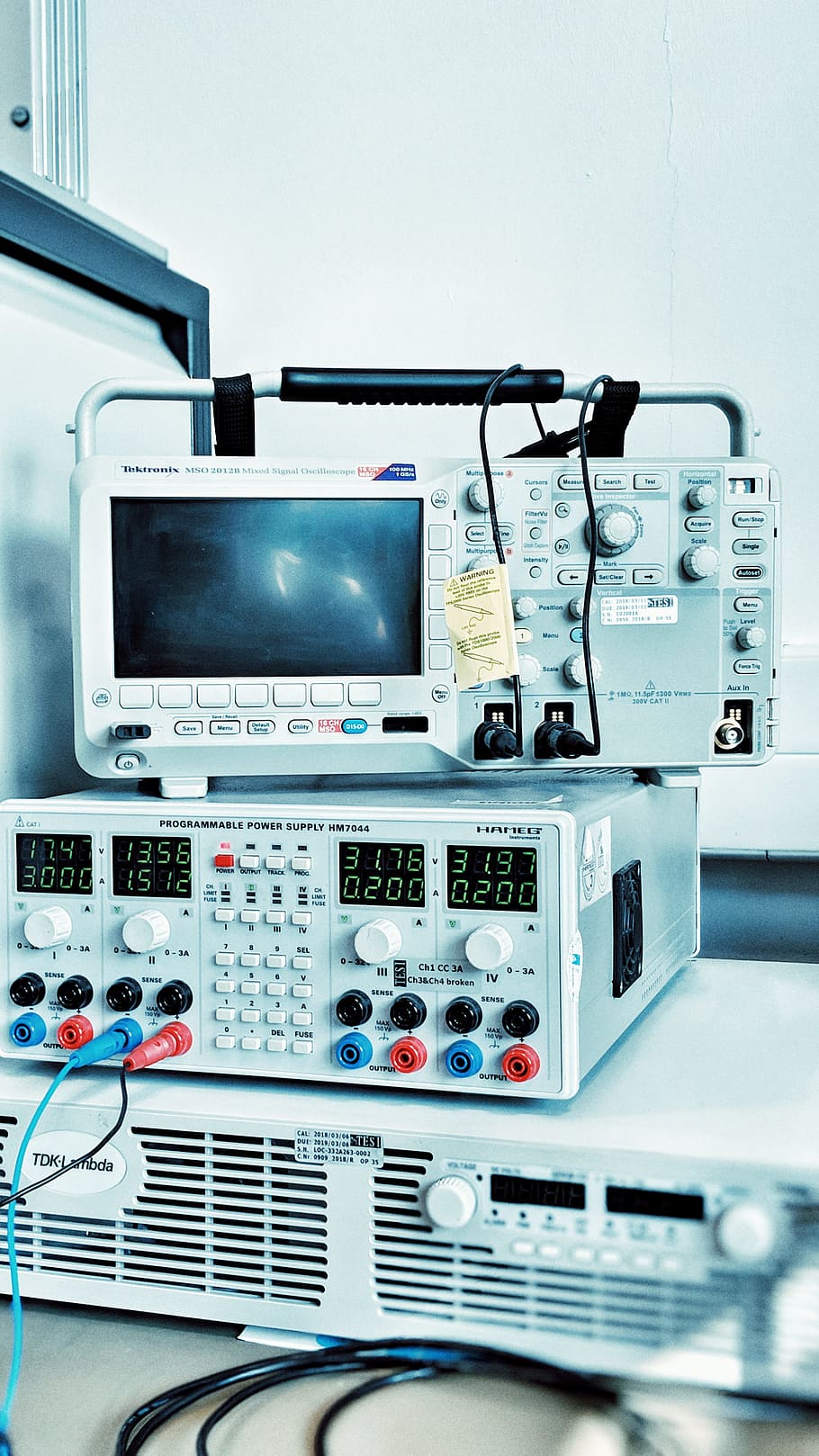 white digital device, machine, knob, cable, handle, signal, oscilloscope