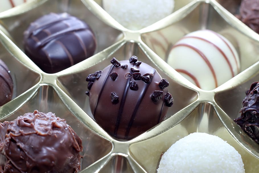 chocolates, nibble, sweet, calories, sweetness, gourmet, chocolate praline HD wallpaper