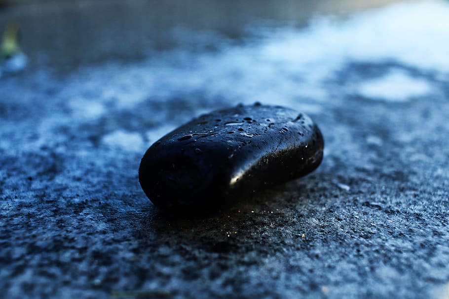 Wet stone. Черный камень. Черная галька. Черные камни галька. Камень капля.