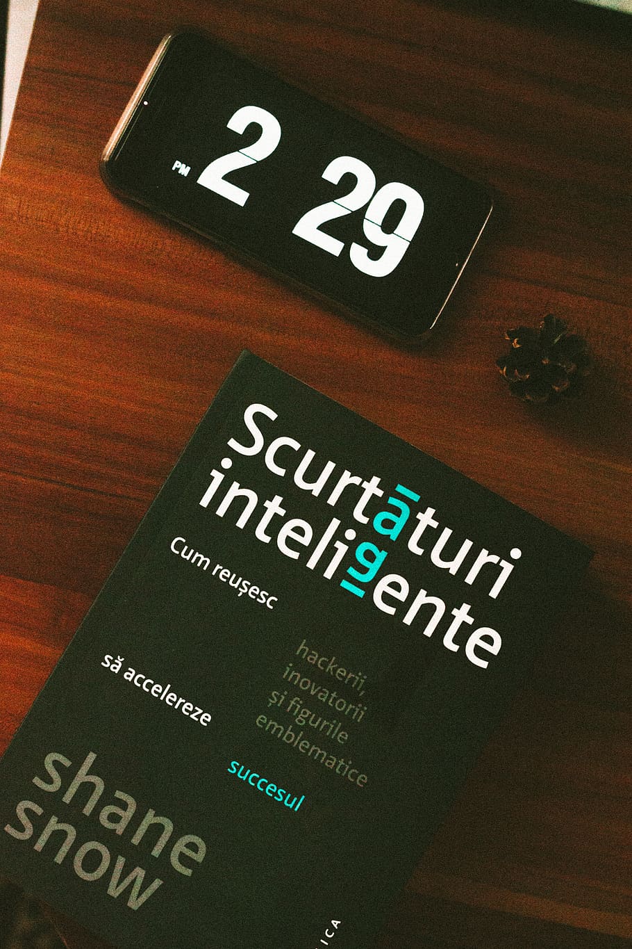 Black Android Smartphone Beside Scurtaturi Inteligente Book, cellphone HD wallpaper