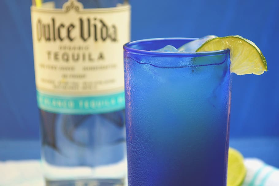 Синяя текила. Текила в стакане. Текила Блю. Blue Lime. Палома коктейль фото.