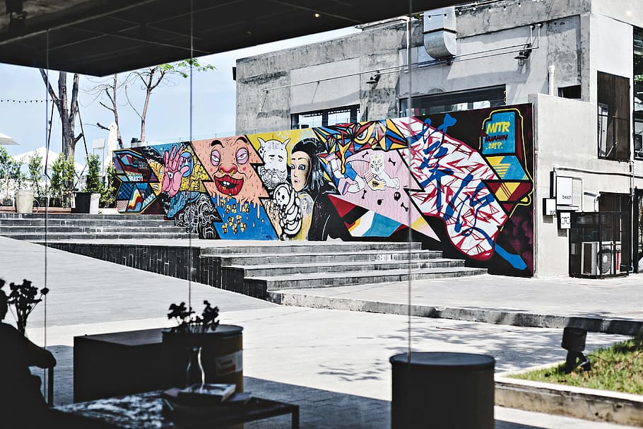brown and multicolored wall with art at daytime, graffiti, glass HD wallpaper