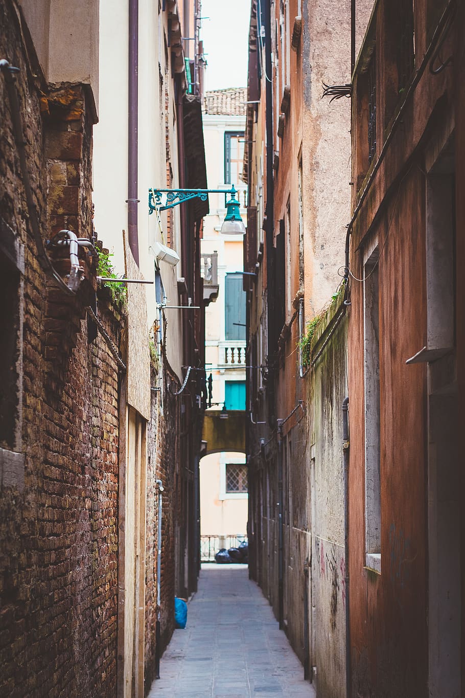 Free download | HD wallpaper: empty hallway, road, town, alleyway