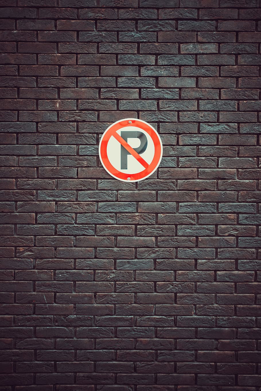 No parking signage on wall, brick, red, white, metal, pattern HD wallpaper