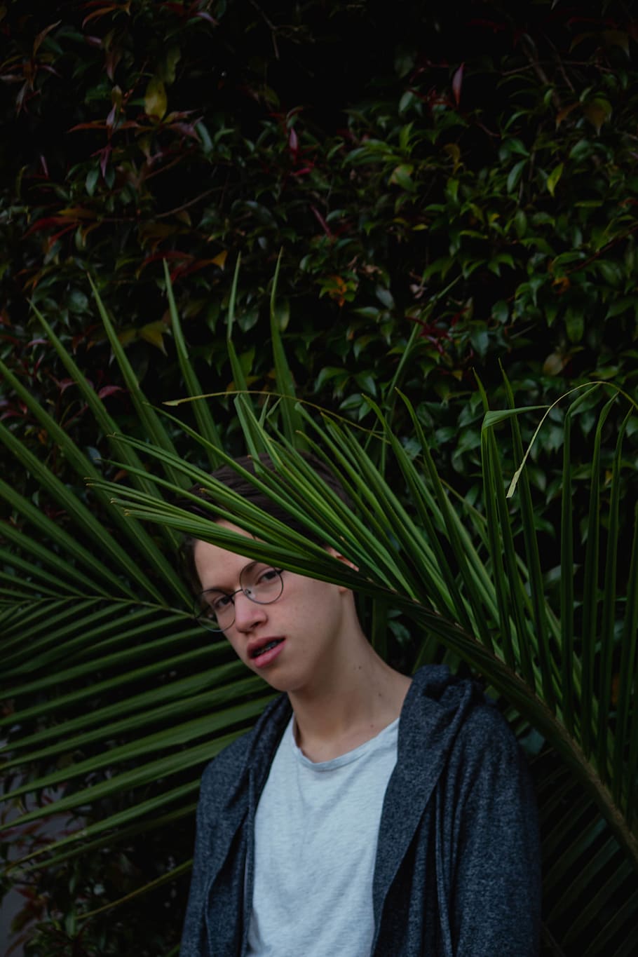 boy, kid, palm, nature, people, retrait, eye, eyeglasses, tshirt HD wallpaper