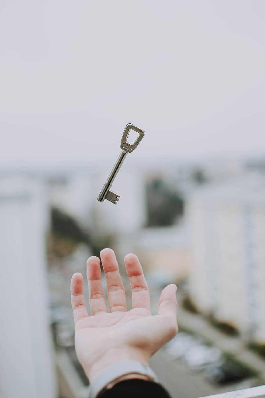 key, hand, float, throw, time, human hand, human body part HD wallpaper