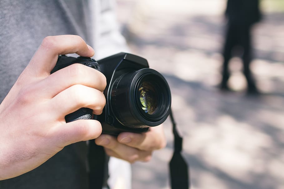 close-up, photographer, holding, bokeh, len, dslr, hand, camera HD wallpaper