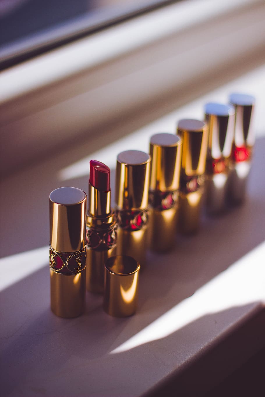 Red Lipstick, lipstick tubes, makeup, in a row, selective focus, HD wallpaper