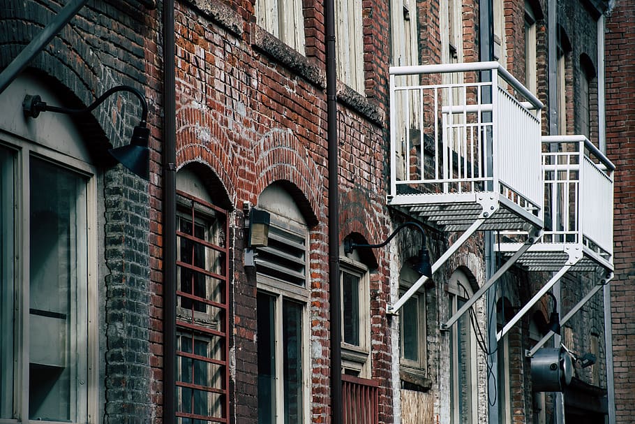Red Brick Wall, apartment, architecture, bricks, building, windows HD wallpaper
