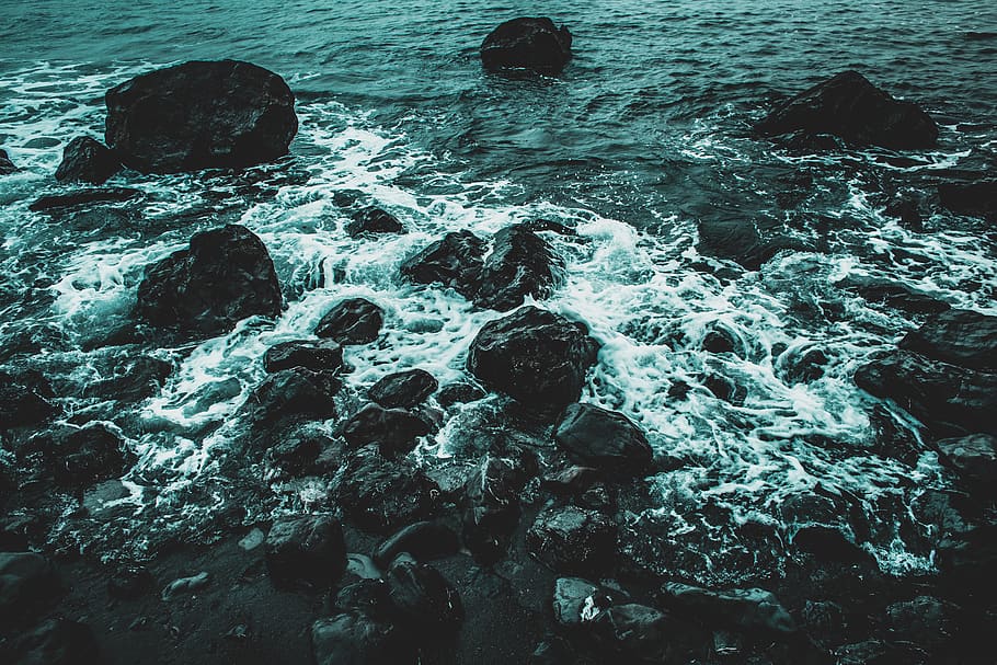 Dark rippling waves hitting into rocks., water, ocean, pnw, high tide HD wallpaper