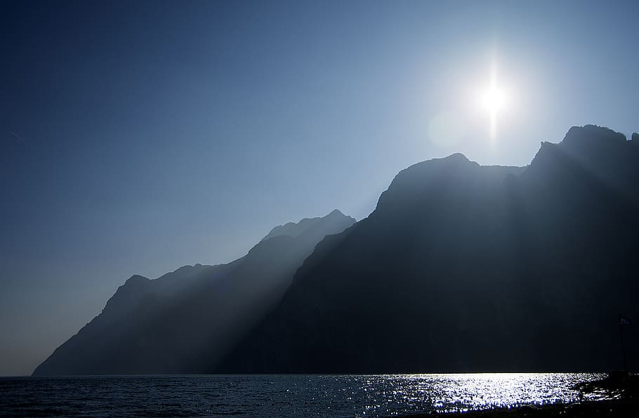 sun, lake, mountains, sunbeam, light, sky, water, beauty in nature HD wallpaper