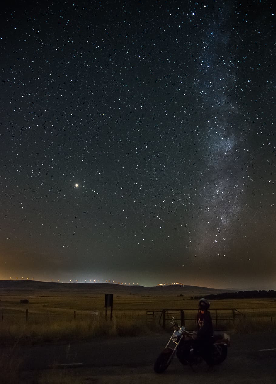 person rides on motorcycle under starry sky, space, harley, harley davidson, HD wallpaper