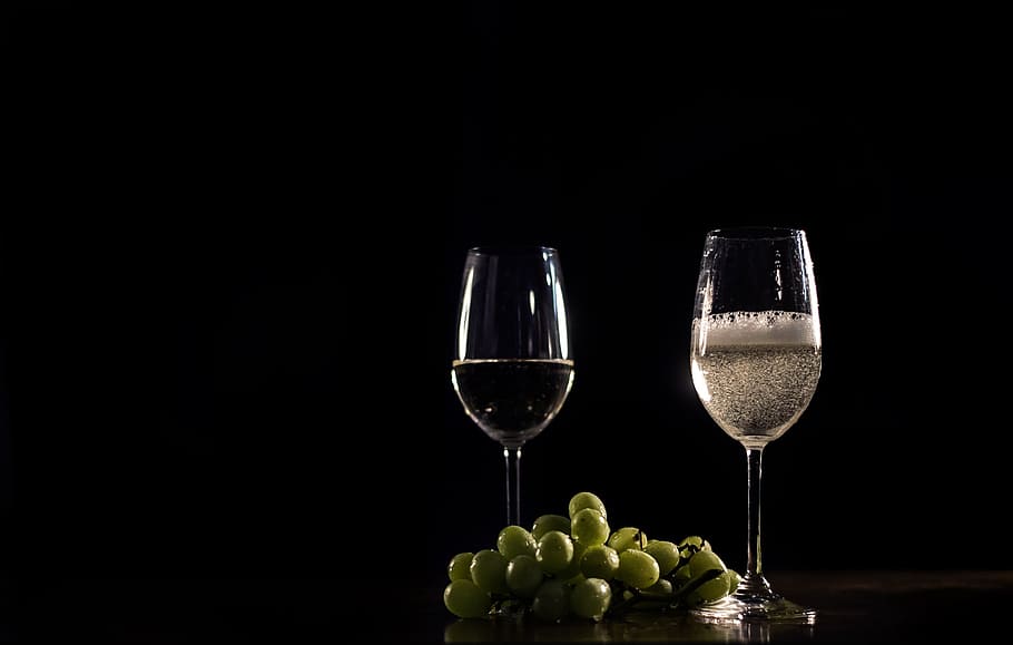 Sparkling White Wine And Grapes Photo, Drinks, alcohol, food and drink HD wallpaper
