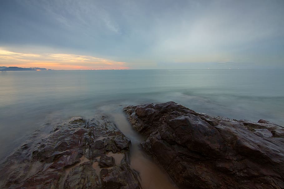 Rock Formation Surrounded by Sea during Daytime, beach, dawn HD wallpaper