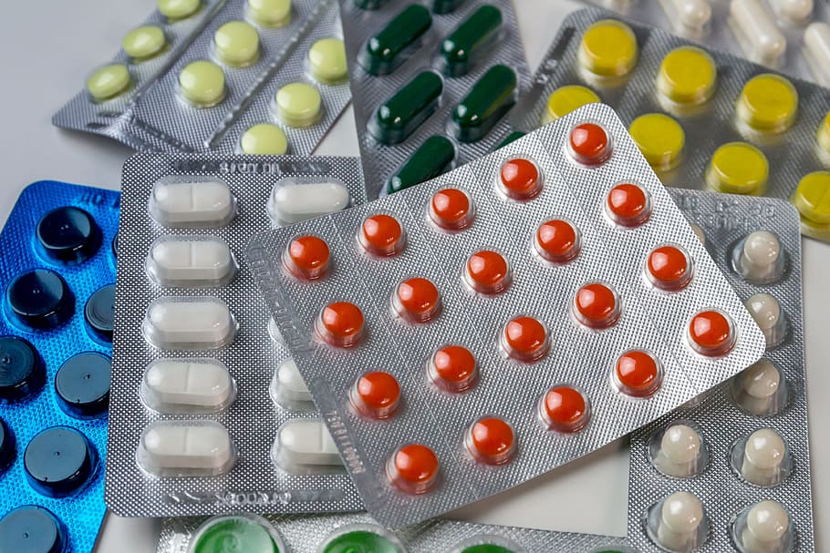 Capsules and pill packed in blisters, large group of objects HD wallpaper