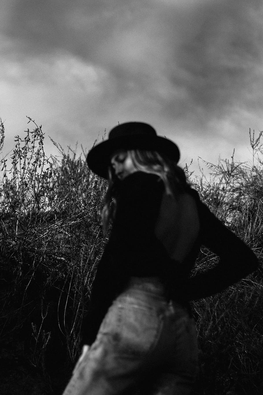 grayscale photography of woman standing near grass, model, winter HD wallpaper