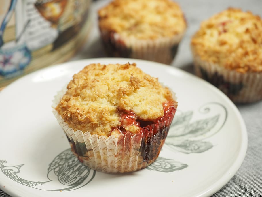 Cupcake on Saucer, baked, baking, berries, biscuit, blur, chocolate HD wallpaper