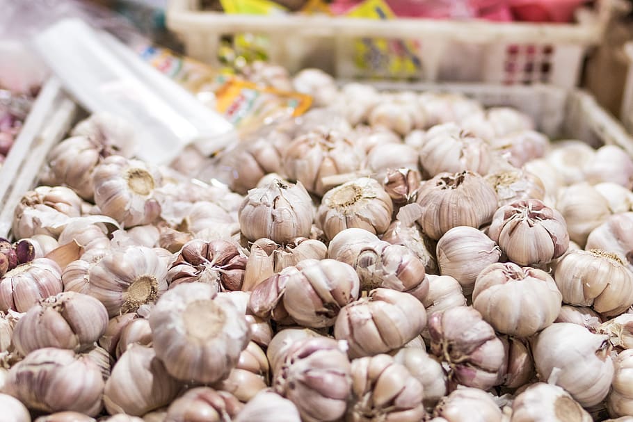 Garlic in Bucket, close-up, cloves, container, many, market, food HD wallpaper