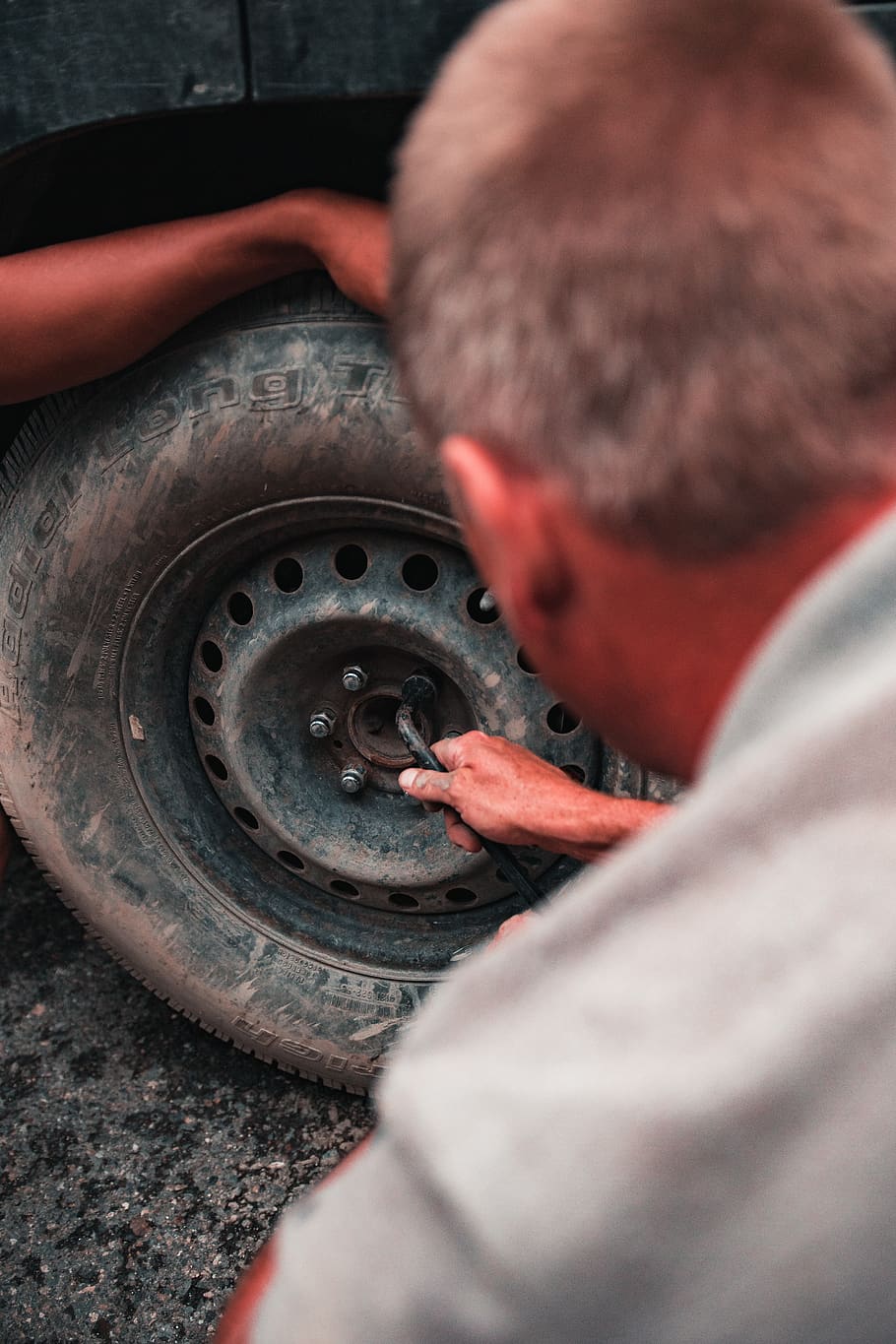 Колесо ман. Человек в колесе. Колесо мужской. Человек под колесом КАМАЗА. Israel Tire Repair.