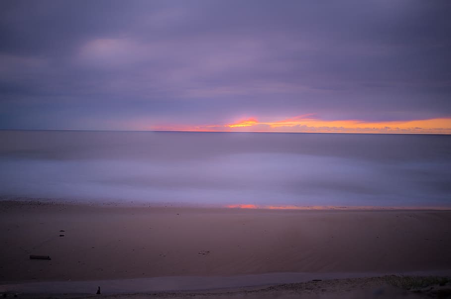 seashore during golden hour, sky, dak, mood, moody, horizon, horizon line HD wallpaper